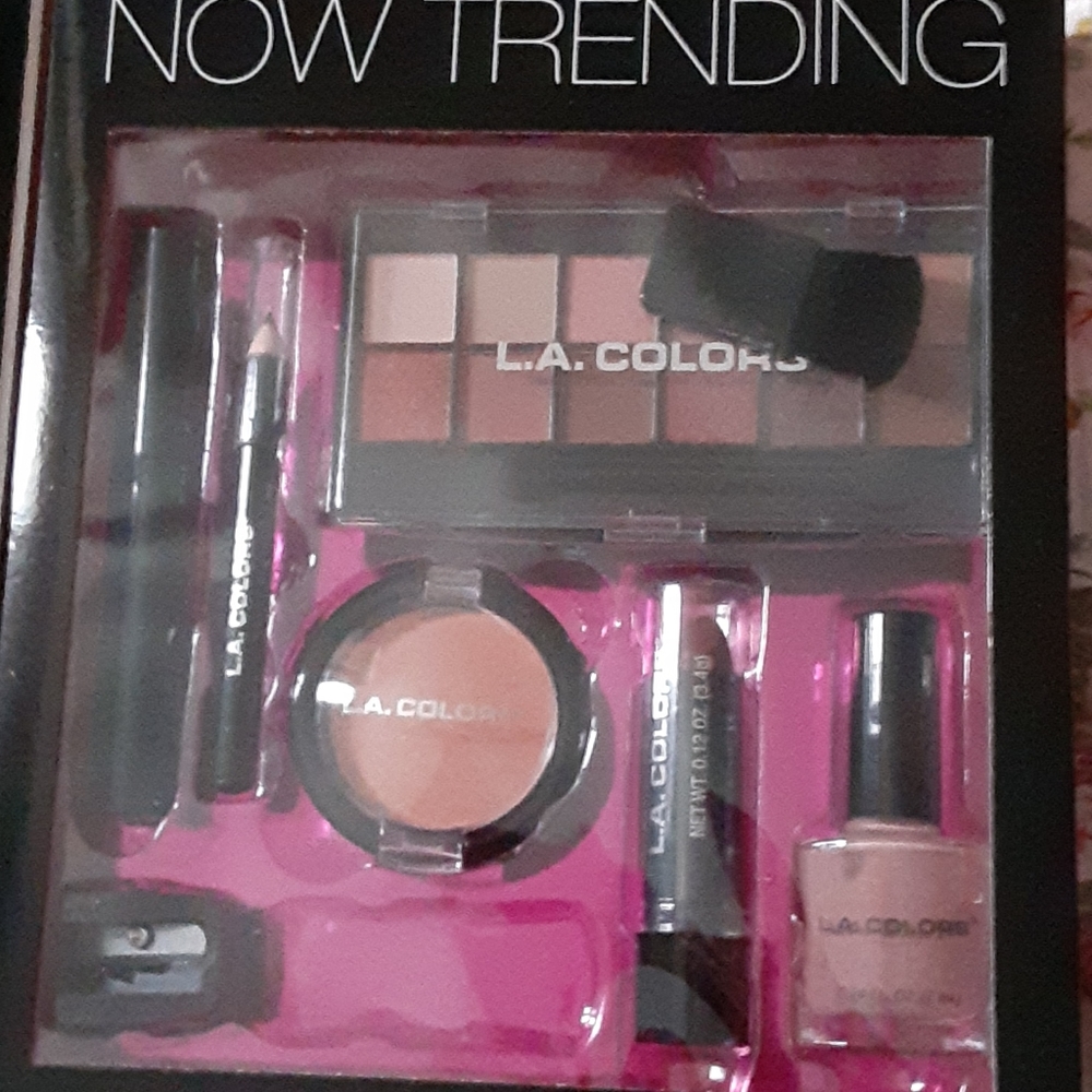 LA colors beauty book